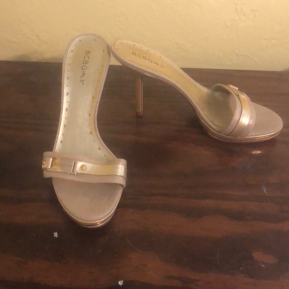 Gold BCBG size 8 1/2.